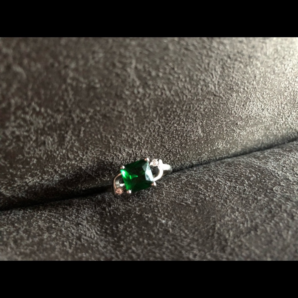 Silver tone Emerald Stone Ring ~ Man made Stone